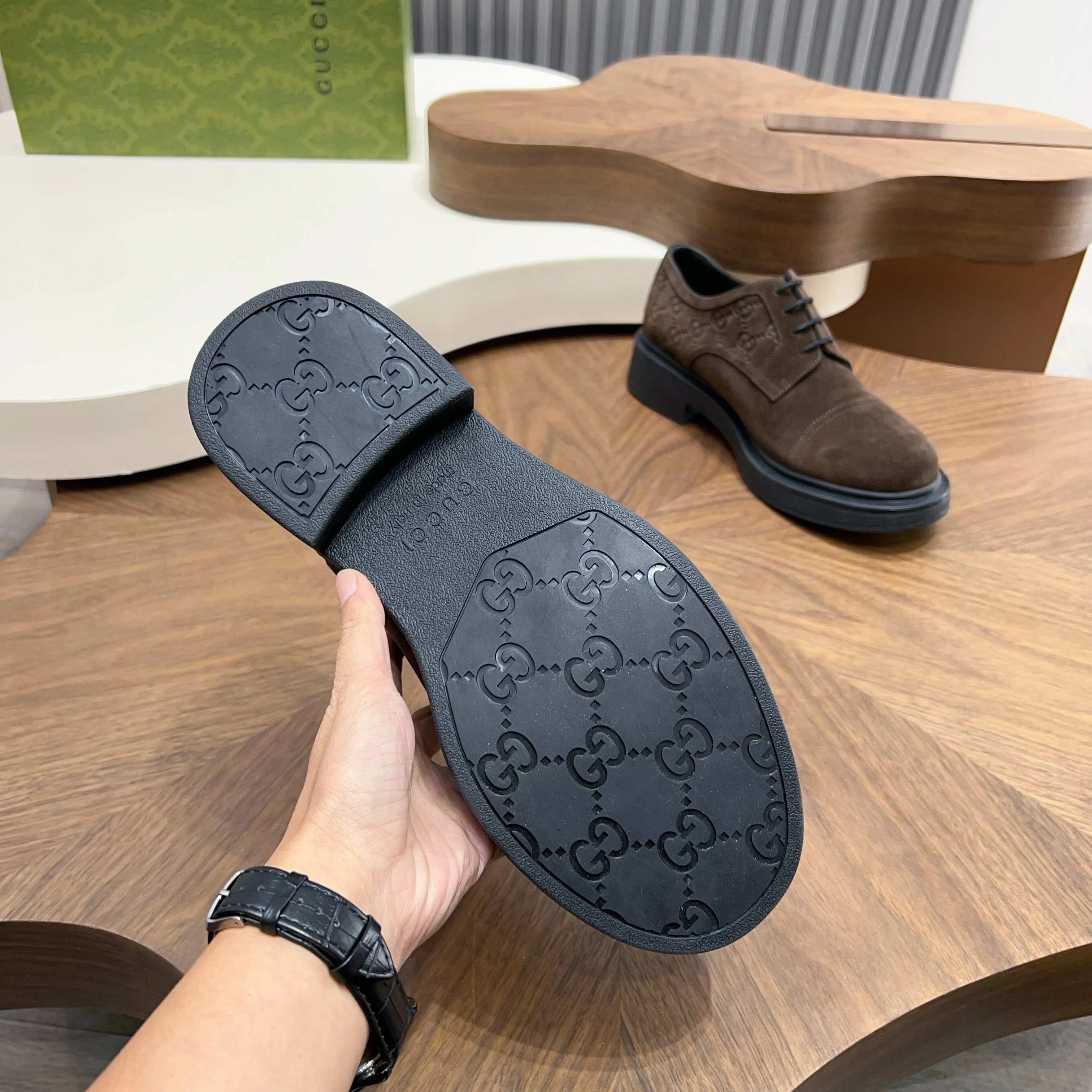 💰780 Gucci/Gucci new men’s lace-up shoes with GG details, matte cow leather derby shoes! The design of this men's lace-up shoe is rooted in the brand's heritage. Crafted from premium waxed cow leather, it is embellished with GG printed embossed suede leather details, a nod to Gucci's iconic monogram. The rubber sole decorated with GG pattern adds a touch of modern fashion to this design. Typical three-joint style design. European and American classic version, full calfskin lining. The overall upper texture is soft and the lining is comfortable and breathable. 2CM thickened soft rubber sole, easy to control. Versatile and stylish upper foot, multiple colors available to meet different matching needs, complete package! Size: 39-40-41-42-43-44 leather shoe size (38.45.46 can be customized)